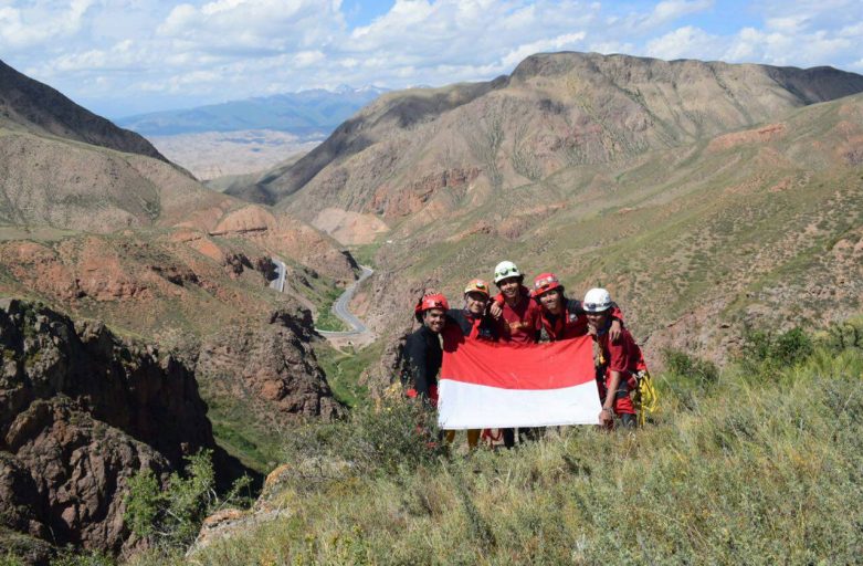 Dua Anggota Kapala Magmagama bersama Empat Mahasiswa UGM Berhasil Menjadi Tim Pertama dari Asia Tenggara yang Melakukan Riset Penelusuran Gua di Kawasan Asia Tengah